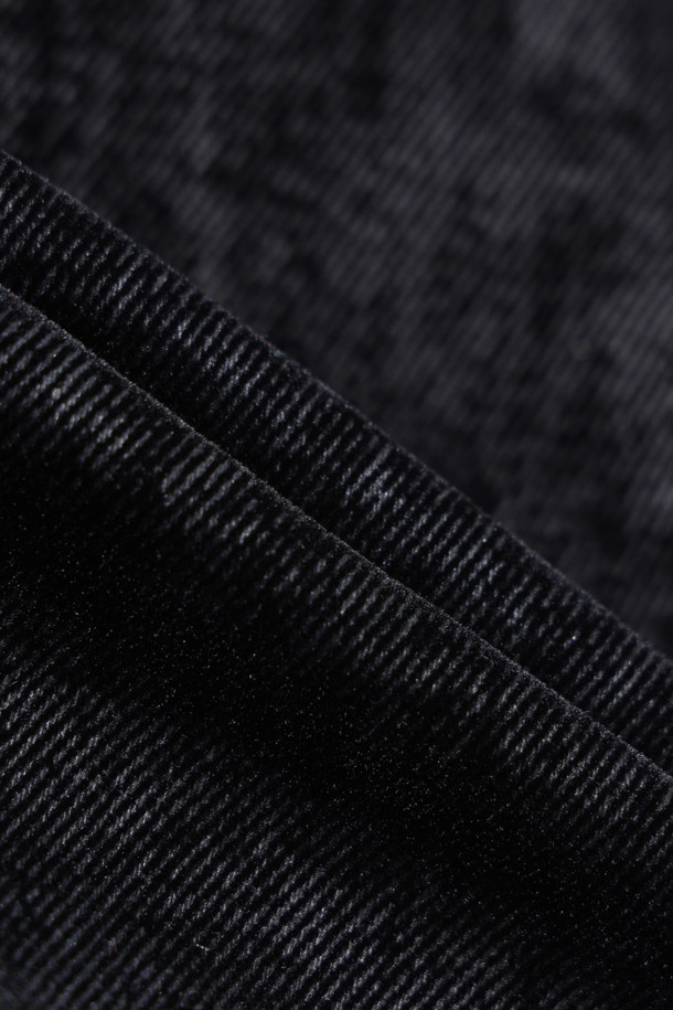 Nuit(뉘) 벨벳 페이드 하이넥 점퍼는 가을, 겨울 시즌에 어울리는 캐주얼 스타일의 여성 점퍼입니다. 부드러운 면과 벨벳 소재를 사용하여 편안한 착용감을 선사하며, 오버핏 디자인으로 트렌디한 핏을 연출합니다. 하이넥 디자인과 페이드 디테일, 은은한 광택감이 돋보이며, 집업 스타일로 간편하게 착용할 수 있습니다. 무지 블랙 컬러로 어떤 옷에도 매치하기 용이하며, 집콕룩이나 산책룩으로 활용하기 좋습니다. 액션 플리츠 디테일이 활동성을 더해주어 편안함과 스타일을 모두 잡았습니다.
