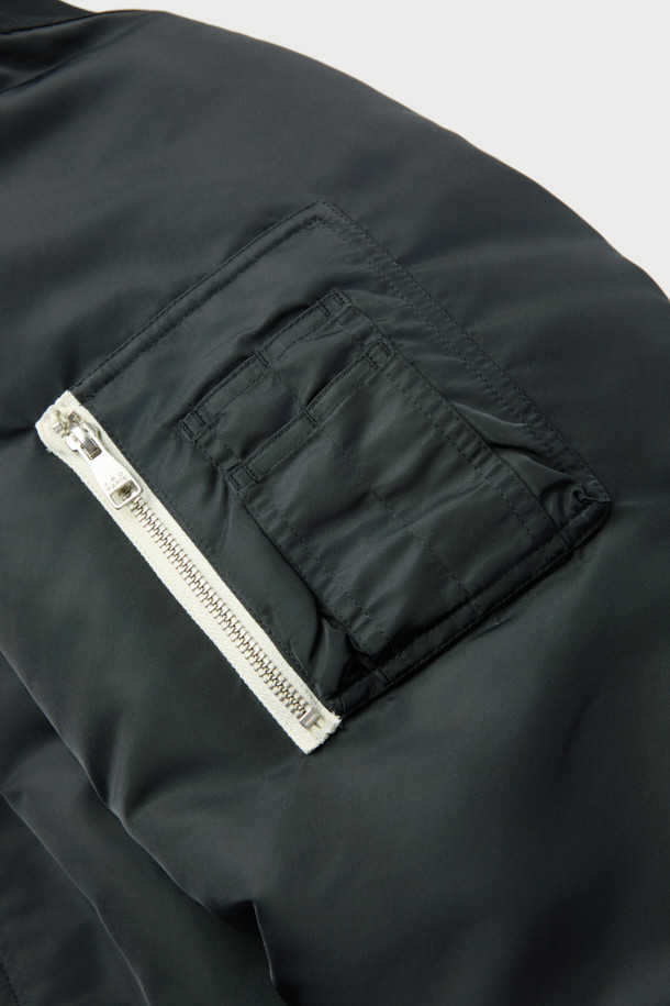 Avius (아비우스) 넥 워머 MA-1 항공 점퍼는 미니멀한 스타일을 추구하는 분들을 위한 겨울철 필수 아이템입니다. 블랙 컬러의 무지 디자인으로 어떤 옷에도 쉽게 매치할 수 있으며, 출근룩이나 여행룩에 모두 잘 어울립니다. 두꺼운 두께감과 프리마로프트 및 거위털 충전재를 사용하여 보온성을 극대화했으며, 넥 워머가 포함되어 있어 더욱 따뜻하게 착용할 수 있습니다. 안감은 폴리에스터 소재로 제작되었으며, 오버핏으로 편안한 착용감을 제공합니다. 집업 방식의 긴소매 크롭 기장 항공 점퍼입니다.
