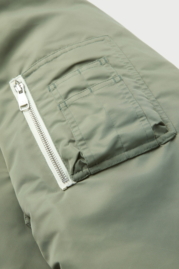 Avius(아비우스) 올메텍스 넥 워머 MA-1 항공 점퍼는 가을과 겨울, 미니멀하고 스트릿 스타일을 즐기는 남녀 모두에게 적합한 아우터입니다. 카키와 올리브 두 가지 색상으로 제공되며, 넥 워머가 포함되어 있어 보온성을 높였습니다. 넉넉한 오버핏에 집업 스타일로 편안하게 착용 가능하며, MA-1 항공 점퍼 특유의 디자인을 보여줍니다. 나일론과 폴리에스테르 혼방 소재에 두꺼운 두께감, 프리마로프트와 거위털 충전재를 사용하여 뛰어난 보온성을 제공합니다. 안감은 폴리에스테르로 마감되었습니다.
