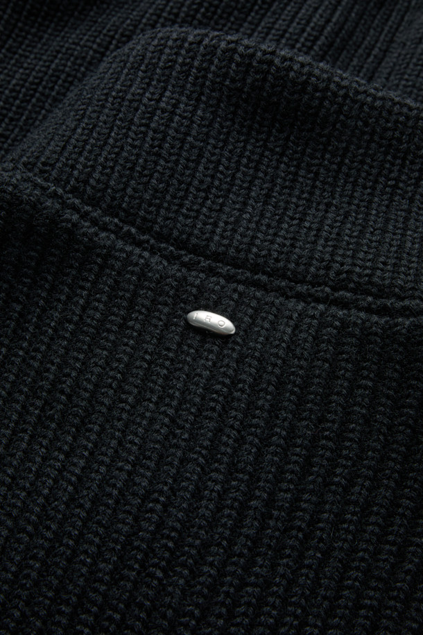 Mousse (무스) 니트 하이넥 점퍼는 겨울철 따뜻함과 스타일을 동시에 잡을 수 있는 베이직한 디자인의 여성 점퍼입니다. 부드러운 모 소재로 제작되어 뛰어난 촉감을 자랑하며, 두꺼운 두께감으로 추운 날씨에도 포근하게 착용 가능합니다. 하이넥 디자인과 긴 소매는 보온성을 높여주며, 오버핏으로 편안한 착용감을 선사합니다. 무지 패턴의 블랙 컬러로 출시되어 다양한 의상과 쉽게 매치할 수 있으며, 출근룩, 모임룩 등 TPO에 구애받지 않고 클래식, 미니멀, 캐주얼 스타일을 연출할 수 있습니다. 안감은 폴리에스터와 레이온 혼방으로 제작되었습니다.
