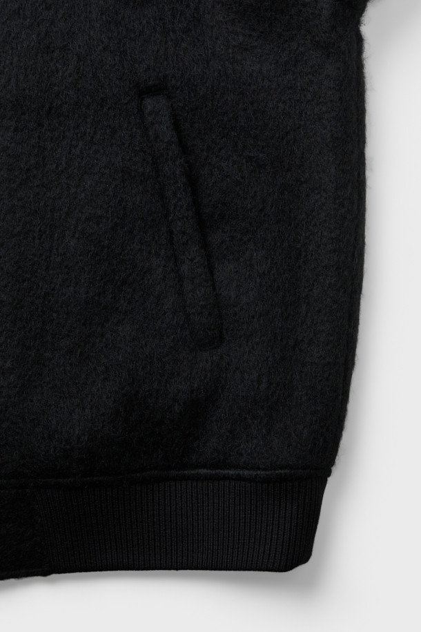 "Mousse(무스) 헤어리 후드 점퍼"는 부드러운 헤어리 질감이 돋보이는 캐주얼 스타일의 오버핏 점퍼입니다. 가을, 겨울 시즌에 어울리는 두꺼운 두께감으로 보온성을 높였으며, 블랙 컬러의 무지 디자인으로 어떤 룩에도 쉽게 매치할 수 있습니다. 후드와 가죽 스트링 디테일이 특징이며, 크롭 기장으로 트렌디함을 더했습니다. 캠핑룩, 산책룩 등 다양한 TPO(Time, Place, Occasion)에 활용 가능하며, 미니멀, 시티보이 스타일을 즐겨 입는 분들께 추천합니다.
