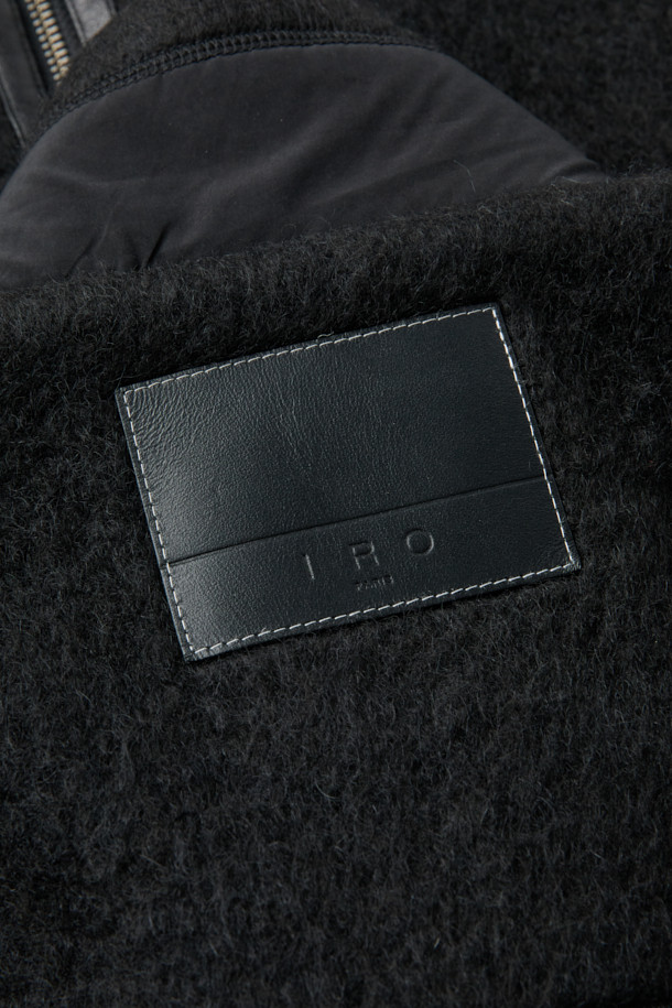 Duve(듀브) 헤어리 집업 후리스 점퍼는 가을, 겨울철 캐주얼 스타일을 완성하는 아우터입니다. 블랙 컬러의 무지 디자인으로, 출근룩과 모임룩 등 다양한 TPO에 활용 가능합니다. 부드러운 헤어리 촉감의 플리스 소재에 가죽 배색 포인트가 더해져 고급스러움을 더합니다. 세미 오버핏으로 편안한 착용감을 선사하며, 밑단 스트링 디테일로 스타일리시함을 강조했습니다. 두꺼운 두께감으로 보온성을 높여 추운 날씨에도 따뜻하게 입을 수 있습니다.
