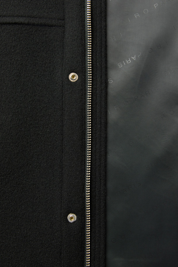 플래너(플래너) 캐시미어 블렌드 울 후드 점퍼는 부드러운 촉감의 캐시미어 블렌드 울 소재로 제작되어 가을과 겨울, 쌀쌀한 날씨에도 따뜻하게 착용할 수 있습니다. 오버핏 디자인에 블랙 컬러, 무지 패턴으로 어떤 스타일에도 쉽게 매치할 수 있으며, 캐주얼한 무드를 연출합니다. 후드 디테일과 밑단 스트링 조절 기능으로 실용성을 더했으며, 집업 스타일로 간편하게 입고 벗을 수 있습니다. 출근룩과 모임룩, 미니멀, 클래식 스타일을 즐겨 입는 분들께 추천합니다. 폴리에스터 100% 안감으로 편안한 착용감을 선사합니다.