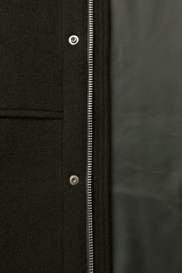 산책자(플래너) 캐시미어 블랜드 울 후드 점퍼는 부드러운 촉감과 두꺼운 두께감으로 가을, 겨울철 따뜻하게 착용하기 좋은 아우터입니다. 캐주얼, 미니멀, 클래식 스타일을 아우르며, 일상과 출근룩 모두 소화 가능한 활용도를 자랑합니다. 블랙 컬러의 무지 디자인에 오버핏으로 편안함을 더했으며, 후드 디테일과 밑단 스트링으로 취향에 맞게 핏 조절이 가능합니다. 울과 캐시미어 혼방 소재로 고급스러운 분위기를 연출하며, 안감은 폴리에스터로 제작되었습니다. 집업 스타일의 긴소매 점퍼로, 다양한 룩에 레이어드하여 스타일리시하게 연출해보세요.