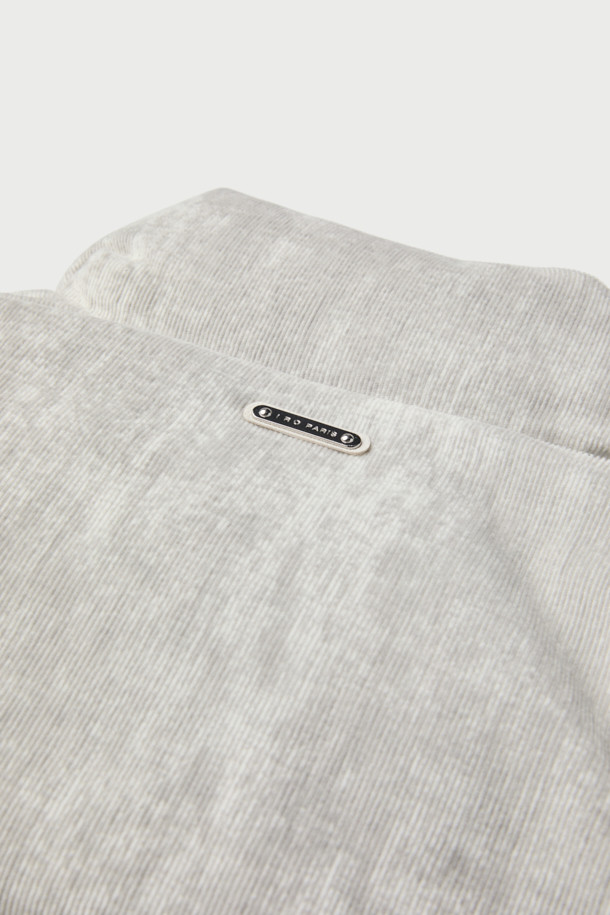 TOSCANA(토스카나) 코듀로이 패턴 구스다운 하이넥 점퍼는 미니멀한 스타일을 추구하는 분들을 위한 겨울철 필수 아이템입니다. 부드러운 코듀로이 소재에 은은한 프린트 패턴을 더해 세련된 외관을 자랑하며, 90/10 구스다운 충전재로 뛰어난 보온성을 제공합니다. 하이넥 디자인과 안쪽 시보리 디테일은 찬 바람을 효과적으로 막아주며, 오버핏으로 편안한 착용감을 선사합니다. 집업 스타일로 간편하게 입고 벗을 수 있으며, 일상생활에서 캐주얼하고 클래식한 스타일을 연출하기 좋습니다.
