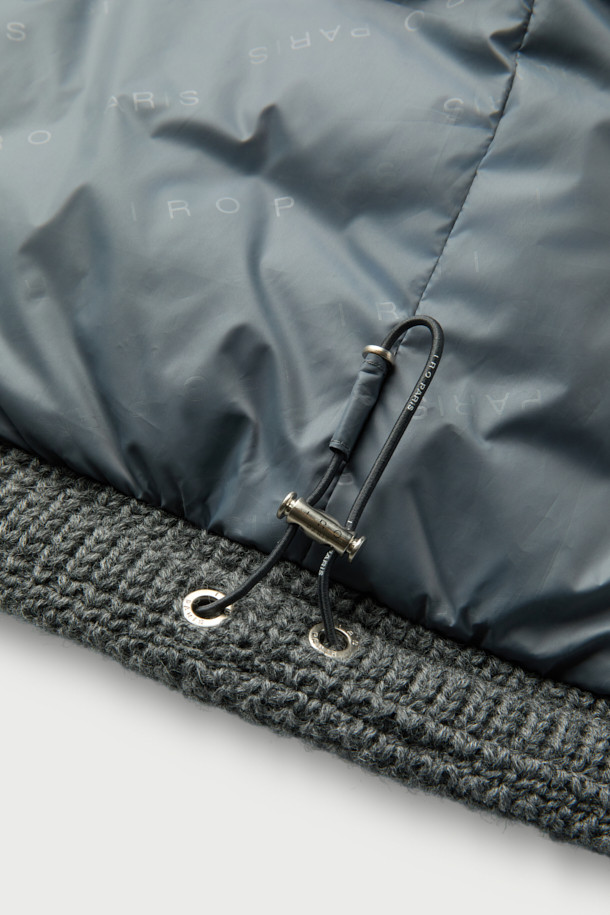 Flocon(플로콘) 니트 다운 베스트는 가을, 겨울 시즌에 어울리는 아우터입니다. 이태리 CARMIGNANO(카르미냐노)사 멜란지 울 니트 소재와 90/10 구스다운 충전재를 사용하여 보온성과 부드러운 촉감을 동시에 제공합니다. 무지 디자인에 그레이 컬러, 세미 오버핏으로 제작되어 출근룩, 모임룩 등 다양한 TPO에 활용 가능하며 클래식, 미니멀, 캐주얼 스타일을 연출하기 좋습니다. 민소매, 집업 여밈 방식에 절개라인과 하단 스트링 디테일로 포인트를 더했습니다.
