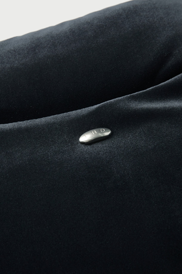 Douceur(두셰르) 벨벳 다운 베스트는 겨울철 따뜻함과 스타일을 동시에 잡을 수 있는 여성 및 남성용 아우터입니다. 부드러운 벨벳 소재와 구스다운 90/10 충전재를 사용하여 뛰어난 보온성을 제공하며, 오버핏 디자인으로 편안한 착용감을 선사합니다. 무지 블랙 컬러로 어떤 룩에도 쉽게 매치할 수 있으며, 넓은 암홀과 턱 디테일이 돋보입니다. 레귤러 기장에 집업 여밈 방식으로 간편하게 착용 가능하며, 미니멀하고 클래식한 스타일을 연출하기 좋습니다. 안감 또한 구스다운 충전재를 사용하여 더욱 포근한 착용감을 느끼실 수 있습니다.
