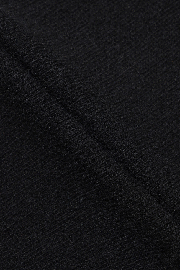 에센셜 캐시미어 블렌드 로고 자수 니트 풀오버는 부드러운 울캐시미어 혼방 소재로 제작되어 가을, 겨울 시즌에 따뜻하고 편안하게 착용할 수 있습니다. IRO(이로) 시그니처 로고 자수가 돋보이며, 라운드넥과 긴소매 디자인으로 베이직하면서도 세련된 스타일을 연출합니다. 세미오버핏으로 제작되어 편안한 착용감을 제공하며, 출근룩, 비즈니스 캐주얼, 모임룩 등 다양한 TPO에 활용 가능합니다. 클래식, 미니멀, 캐주얼 스타일을 선호하는 고객에게 적합하며, 넥 후면의 시그니처 부자재 디테일로 고급스러움을 더했습니다. 블랙 컬러로 어떤 룩에도 쉽게 매치할 수 있는 데일리 아이템입니다.
