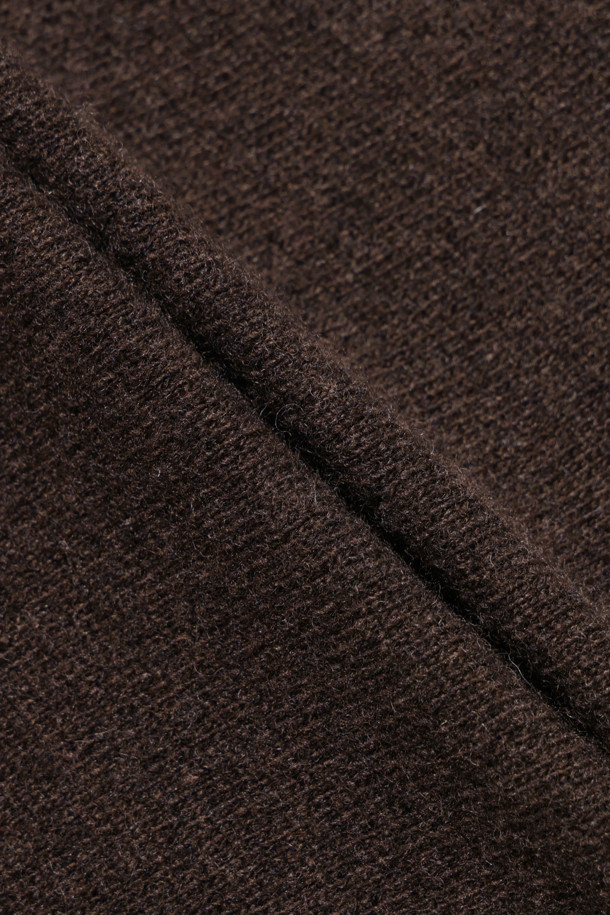 Essentiel (에센시엘) 캐시미어 블렌드 로고 자수 니트 풀오버는 부드러운 촉감의 울캐시미어 원사를 사용하여 제작되었습니다. IRO(이로) 시그니처 로고 자수가 돋보이며, 넥 후면에는 브랜드의 새로운 시그니처 부자재가 사용되었습니다. 라운드넥 디자인에 긴 소매 기장으로, 가을과 겨울에 따뜻하게 착용할 수 있습니다. 세미오버핏으로 편안한 착용감을 선사하며, 브라운 컬러는 베이직하면서도 세련된 스타일을 연출합니다. 출근룩, 모임룩 등 다양한 TPO에 클래식, 미니멀, 캐주얼 스타일로 활용하기 좋습니다.
