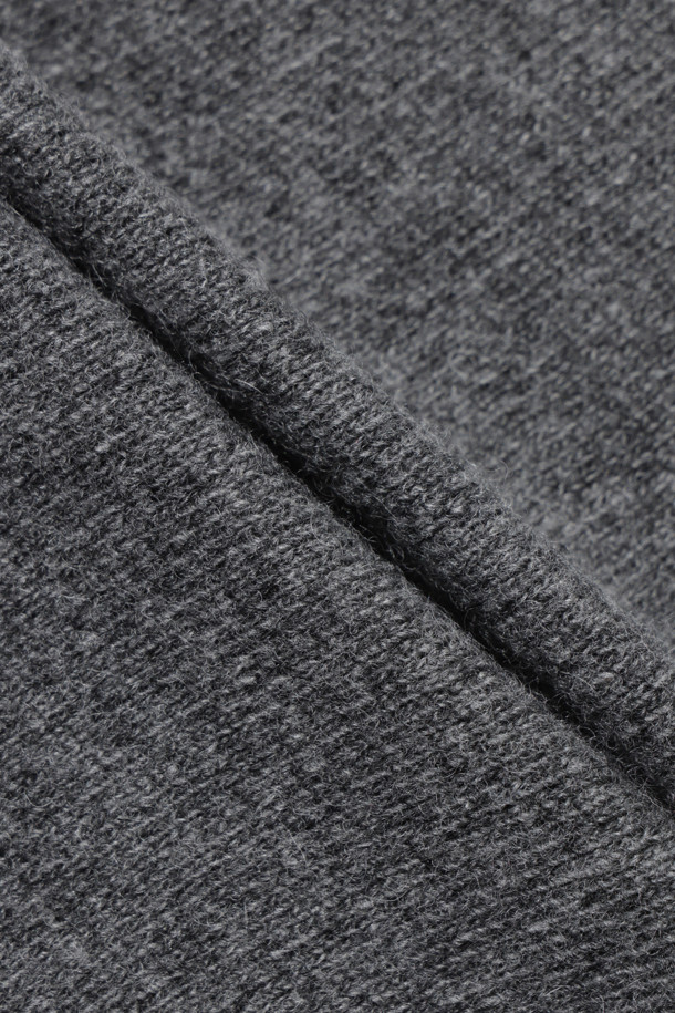 에센셜 캐시미어 블렌드 로고 자수 니트 풀오버는 부드러운 촉감의 울캐시미어 원사를 사용하여 제작되었습니다. IRO(이로) 시그니처 로고 자수가 돋보이는 베이직 스타일의 니트 스웨터입니다. 세미 오버핏으로 편안하게 착용 가능하며, 가을과 겨울에 따뜻함을 더해줍니다. 뒷면 넥 라인에는 새로운 시그니처 부자재가 사용되어 디자인의 완성도를 높였습니다. 클래식, 미니멀, 캐주얼 등 다양한 스타일 연출에 활용하기 좋습니다.
