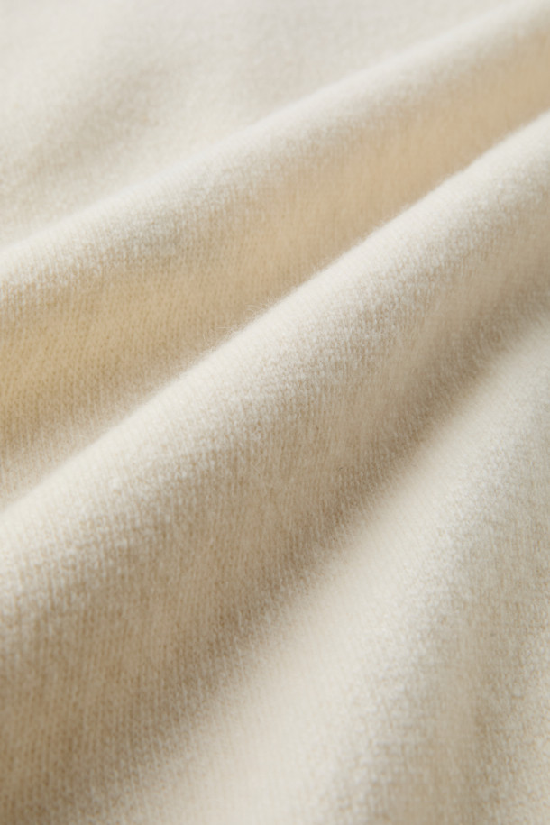 에센시엘 캐시미어 블렌드 로고 자수 니트 풀오버는 부드러운 촉감의 모 90%와 캐시미어 10% 혼방 소재로 제작되어 가을과 겨울에 따뜻하게 착용하기 좋습니다. 아이보리, 베이지 두 가지 색상으로 출시되었으며, 세미오버핏에 라운드넥 디자인으로 미니멀하고 베이직한 스타일을 연출합니다. IRO 시그니처 로고 자수가 돋보이며, 넥 후면의 신규 시그니처 부자재가 디자인 포인트를 더합니다. 긴 소매 기장의 세미크롭 기장으로 다양한 하의와 매치하여 스타일리시하게 연출할 수 있습니다.
