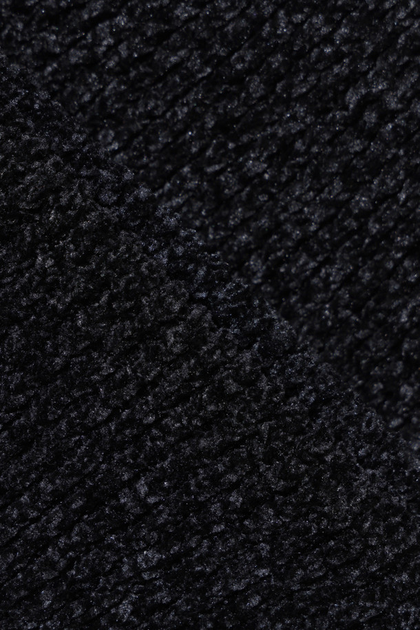 Reflet(흐흘레) 셔닐 집업 가디건은 간절기에 세련된 스타일을 연출하기 좋은 여성용 니트 가디건입니다. 부드러운 셔닐 원사를 사용하여 은은한 광택감과 고급스러운 촉감을 선사하며, 카라리스 디자인과 무지 패턴으로 미니멀하고 시크한 분위기를 더합니다. 세미 오버핏으로 편안하게 착용 가능하며, 블랙 컬러로 다양한 룩에 매치하기 용이합니다. 크롭 기장과 긴 소매, 사이드 포켓 디테일이 실용성을 더하여 일상에서 활용하기 좋습니다.
