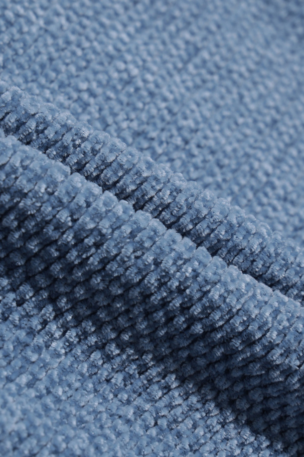 Reflet(르플레) 셔닐 집업 가디건은 부드러운 셔닐 원사를 사용하여 제작되어 은은한 광택과 고급스러운 촉감을 선사합니다. 세미 오버핏으로 편안하게 착용 가능하며, 카라리스 디자인과 크롭 기장으로 트렌디함을 더했습니다. 사이드 포켓이 있어 실용성을 높였으며, 데이트룩, 출근룩 등 다양한 TPO에 활용하기 좋습니다. 미니멀, 클래식, 캐주얼 스타일을 모두 아우르는 베이직 아이템으로 봄, 가을 시즌에 툭 걸치기 좋은 활용도 높은 가디건입니다.
