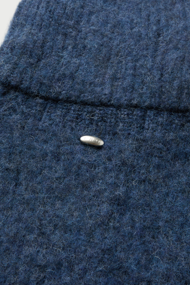 "Aura (아우라) 헤어리 집업 가디건"은 부드러운 촉감의 헤어리한 원사가 특징인 오버핏 가디건입니다. 네이비 색상으로, 가을과 겨울에 따뜻하게 착용하기 좋습니다. 하이넥 디자인과 크롭 기장으로 트렌디한 스타일을 연출하며, 사이드 포켓으로 실용성을 더했습니다. 아크릴, 알파카, 나일론, 모 혼방 소재로 제작되어 보온성이 뛰어나고, 무지 디자인으로 다양한 룩에 매치하기 용이합니다. 미니멀, 클래식, 캐주얼 등 폭넓은 스타일을 소화할 수 있는 베이직 아이템입니다.
