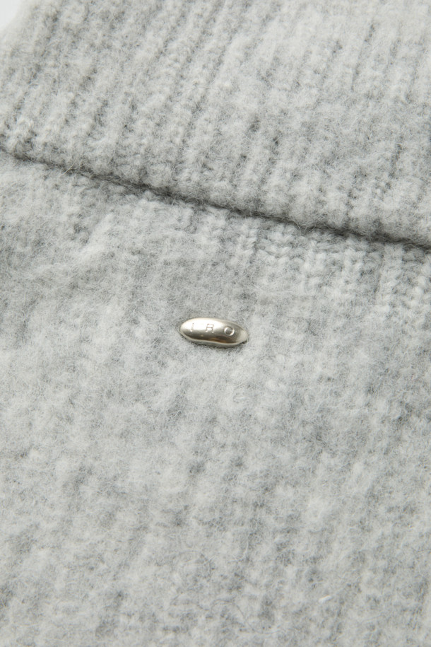 Aura(아우라) 헤어리 집업 가디건은 부드러운 촉감의 아크릴, 알파카, 나일론, 모 혼방 소재로 제작되어 포근함을 선사합니다. 톤 다운된 그레이 컬러와 무지 디자인으로 어떤 스타일에도 자연스럽게 어울리는 베이직하고 캐주얼한 아이템입니다. 하이넥과 오버핏 실루엣, 긴 소매 기장으로 보온성을 높였으며, 사이드 포켓 디테일로 실용성을 더했습니다. 가을, 겨울 시즌 데일리룩, 집콕룩, 산책룩 등 다양한 TPO(Time, Place, Occasion)에 활용 가능합니다. 크롭 기장의 두꺼운 두께감으로 따뜻하고 스타일리시하게 착용할 수 있는 니트 집업 가디건입니다.
