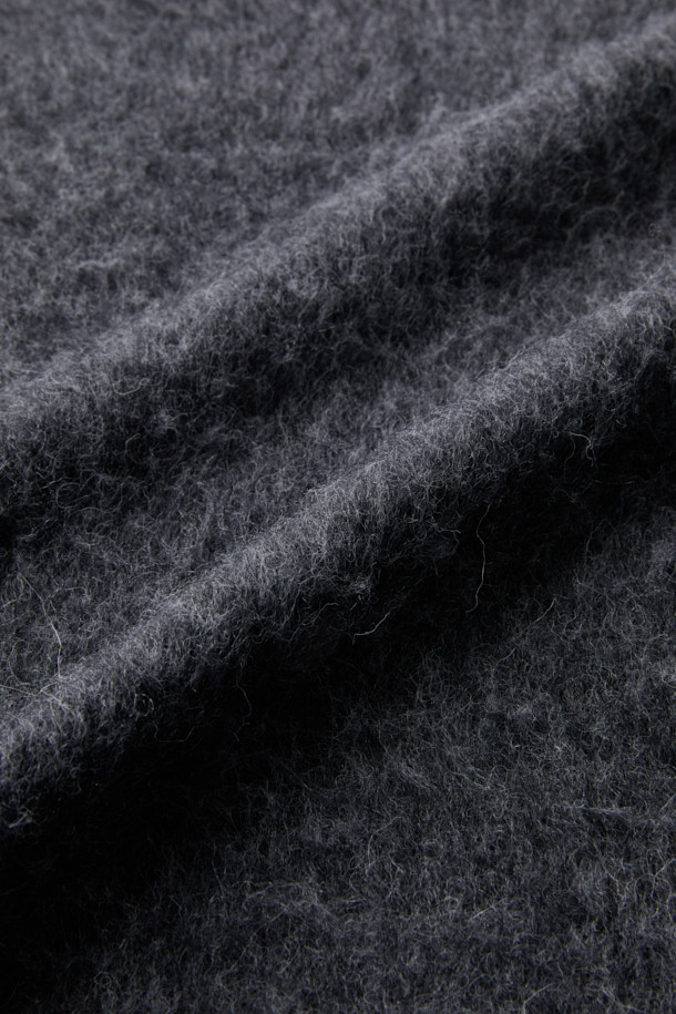 Auras(오라스) 헤어리 니트 풀오버는 부드러운 촉감의 헤어리한 표면감이 돋보이는 겨울용 니트입니다. 아크릴, 알파카, 나일론, 모 혼방 소재로 제작되어 따뜻하고 포근한 착용감을 선사합니다. 오버핏 크롭 기장과 라운드넥 디자인으로 베이직하면서도 미니멀, 클래식, 캐주얼 스타일을 모두 소화할 수 있습니다. 톤 다운된 그레이 컬러와 긴 소매 기장으로 다양한 룩에 활용하기 좋으며, 집콕룩으로 편안하게 즐기기에도 적합합니다. 
