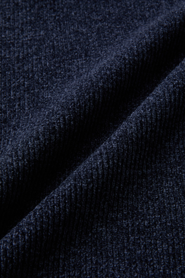 Calin(칼린) 셔닐 카라 니트 풀오버는 여성용 상의로, 가을과 겨울에 따뜻하게 입을 수 있는 두꺼운 두께감의 셔닐 니트입니다. 세미 오버핏으로 편안한 착용감을 선사하며, 카라 디자인이 캐주얼하면서도 포멀한 분위기를 연출합니다. 부드러운 촉감과 은은한 광택감이 특징이며, 네이비 컬러로 다양한 스타일링에 활용하기 좋습니다. 출근룩, 모임룩, 비즈니스 캐주얼 등 TPO에 맞춰 클래식, 미니멀 스타일을 완성해보세요. 긴 소매 기장의 크롭 기장으로 세련된 핏을 자랑합니다.
