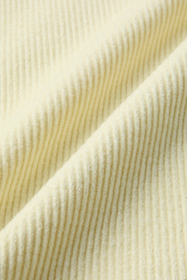 Calin(칼린) 셔닐 카라 니트 풀오버는 부드러운 셔닐 소재로 제작되어 은은한 광택감과 포근한 촉감을 선사합니다. 여성스러운 카라 디자인에 세미 오버핏으로 편안하면서도 캐주얼, 포멀한 스타일을 모두 소화할 수 있습니다. 가을, 겨울 시즌에 어울리는 두꺼운 두께감과 넉넉한 기장의 긴 소매로 따뜻하게 착용 가능하며, 일상, 데이트룩, 카페룩, 겨울 데일리룩 등 다양한 TPO에 활용하기 좋습니다. 미니멀, 클래식한 무드를 연출하여 세련된 스타일을 완성해보세요.
