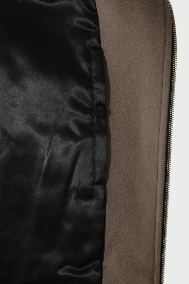 "GABRIELO(가브리엘로) 울 오버핏 하프 코트"는 가을과 겨울, 일상과 출근룩에 모두 잘 어울리는 하프 기장의 코트입니다. 베이직하고 미니멀한 디자인으로, 다양한 스타일 연출이 용이합니다. 고급스러운 울 소재와 하이넥, 집업 여밈 디테일이 특징이며, 숏한 기장감으로 세련된 핏을 선사합니다. 레이온과 면 혼방의 안감으로 부드러운 착용감을 제공합니다. 브라운 컬러의 무지 디자인으로 시크하고 클래식한 분위기를 더합니다.
