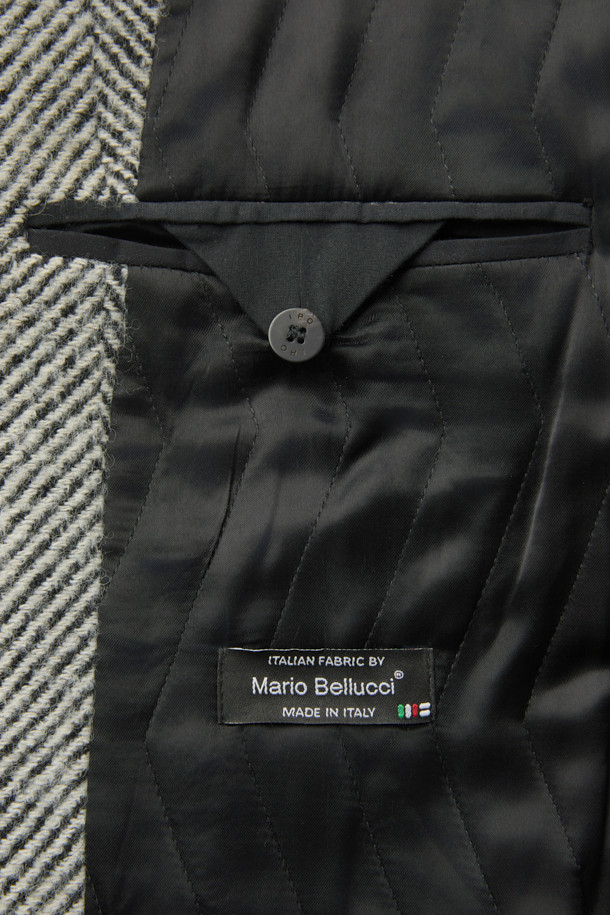 "CLAUDE(클로드) 오버핏 헤링본 코트는 가을, 겨울 시즌을 위한 아우터입니다. 모, 폴리에스터, 나일론 혼방 소재로 제작되어 두꺼운 두께감과 긴 소매 기장이 특징이며, 안감은 레이온으로 마감되었습니다. 그레이 컬러의 헤링본 패턴에 싱글코트 디자인으로, 버튼 여밈 방식의 롱 기장 오버핏 코트입니다. 클래식하고 미니멀하며 시크한 스타일로, 출근룩, 오피스룩, 모임룩 등 다양한 TPO에 활용 가능합니다. 라이선스 코트 핏으로 제작되어 세련된 실루엣을 연출합니다."
