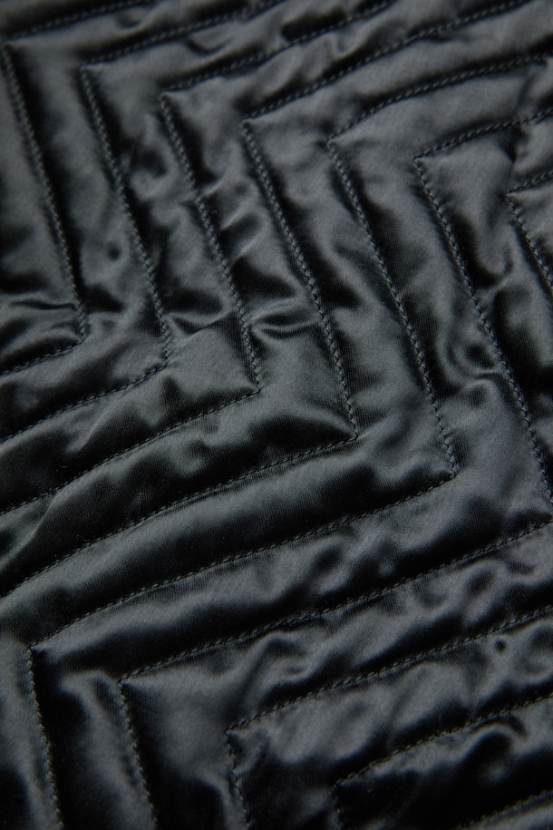 VLAS (블라스) 코듀로이 블루종은 가을과 겨울, 출근룩과 모임룩, 그리고 캐주얼, 미니멀, 클래식한 스타일을 모두 아우르는 아우터입니다. 부드러운 촉감의 코듀로이, 면, 레이온 혼방 소재로 제작되었으며, 세미 오버핏의 크롭 기장으로 트렌디한 핏을 연출합니다. 무지 디자인에 블랙 컬러로 어떤 옷에도 쉽게 매치할 수 있으며, 버튼 여밈과 실용적인 포켓 디테일이 돋보입니다. 긴 소매 기장으로 보온성을 높였으며, 데일리룩에 활용하기 좋은 아이템입니다.
