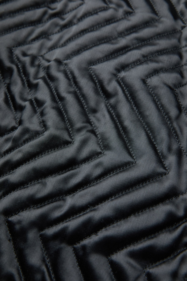 VLAS(블라스) 코듀로이 블루종은 가을, 겨울 시즌의 캐주얼 스타일을 위한 아우터입니다. 부드러운 코듀로이, 면, 레이온 혼방 소재로 제작되어 편안한 착용감을 선사하며, 무지 디자인에 브라운 컬러로 은은한 멋을 더했습니다. 세미 오버핏 크롭 기장의 버튼 여밈 방식이며, 넉넉한 핏과 포켓 디테일이 실용성을 높입니다. 출근룩과 모임룩 등 다양한 TPO에 캐주얼, 미니멀, 클래식 스타일로 활용하기 좋습니다.
