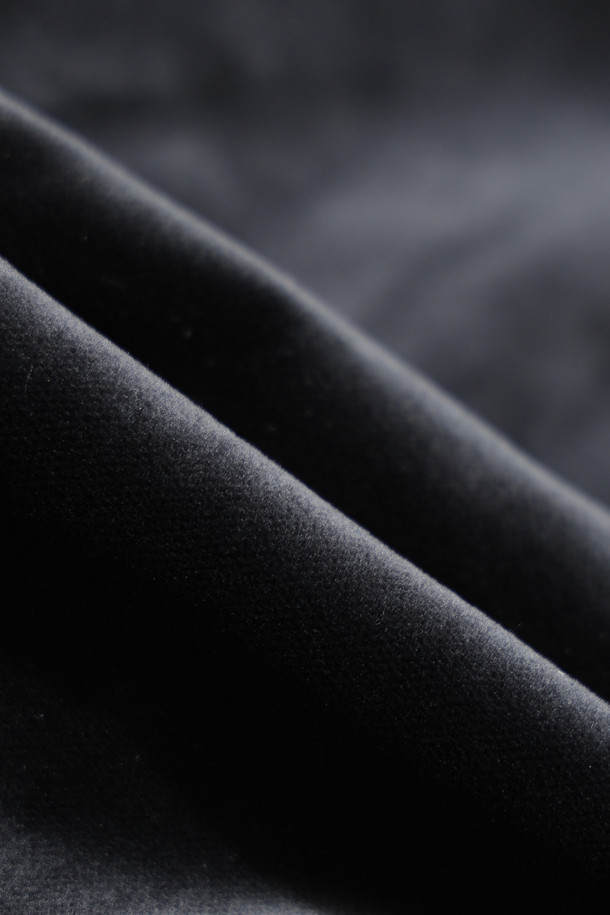 VASSILY (바실리) 벨벳 블루종 재킷은 가을, 겨울 시즌 당신의 스타일을 완성할 아우터입니다. 남녀 모두 착용 가능하며, 클래식하고 미니멀한 스타일을 추구하는 분들께 추천합니다. 부드러운 촉감의 벨벳 소재와 두꺼운 두께감으로 따뜻함을 선사하며, 레귤러핏 디자인으로 편안한 착용감을 제공합니다. 크롭 기장에 스냅 버튼 여밈 방식, 긴 소매 디자인으로 제작되었으며, 데이트룩, 모임룩, 연말 모임룩 등 다양한 TPO에 활용 가능합니다. 시크한 매력을 더해줄 블루 컬러의 무지 디자인이 특징입니다.
