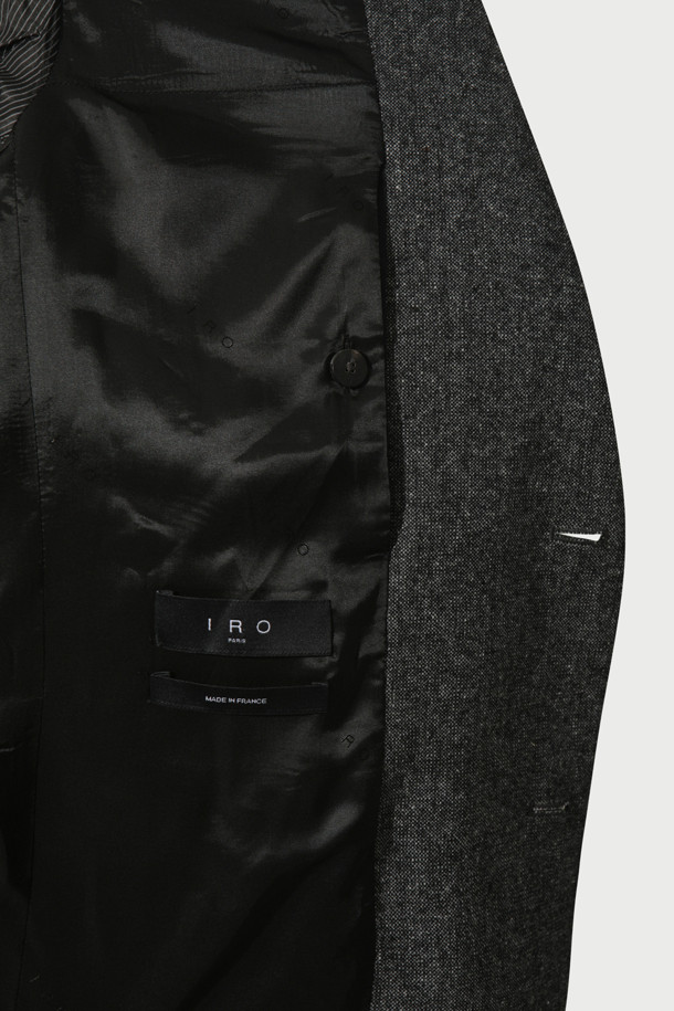 울만 멜란지 SET-UP 블레이저는 남성용 아우터로, 가을과 겨울에 착용하기 좋습니다. 다크 그레이와 멜란지 컬러로 출시되었으며, 스타일리시하면서도 클래식한 분위기를 연출합니다. 싱글 핏에 투 버튼 여밈 방식, 레귤러 기장의 싱글 블레이저로, 오피스룩, 비즈니스 캐주얼, 출근룩 등 다양한 TPO에 활용할 수 있습니다. 모, 폴리에스터, 아크릴, 견 등의 혼방 소재로 제작되어 고급스러운 촉감을 선사하며, 양옆 포켓이 있어 실용성을 더합니다. 미니멀하고 시크한 스타일을 선호하는 남성분들께 추천합니다.
