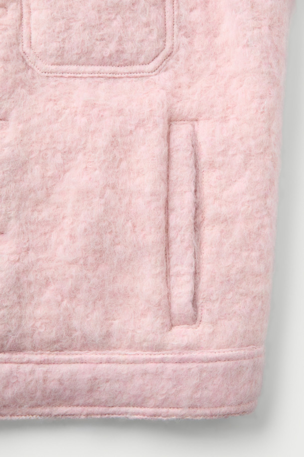 LOFISPE2 (로피스페2) 헤어리 트러커 재킷은 부드러운 촉감의 헤어리 원단으로 제작되어 가을, 겨울 시즌에 따뜻하게 착용하기 좋은 아우터입니다. 스카이블루와 핑크 두 가지 색상으로 출시되었으며, 캐주얼 스타일을 연출하기에 적합합니다. 레귤러핏에 크롭 기장으로 디자인되어 트렌디한 감각을 더했습니다. 모, 폴리에스터, 아크릴 혼방 소재에 면 안감으로 편안한 착용감을 선사합니다. 버튼 여밈 방식의 무지 디자인으로 미니멀하고 클래식한 분위기를 연출할 수 있습니다.
