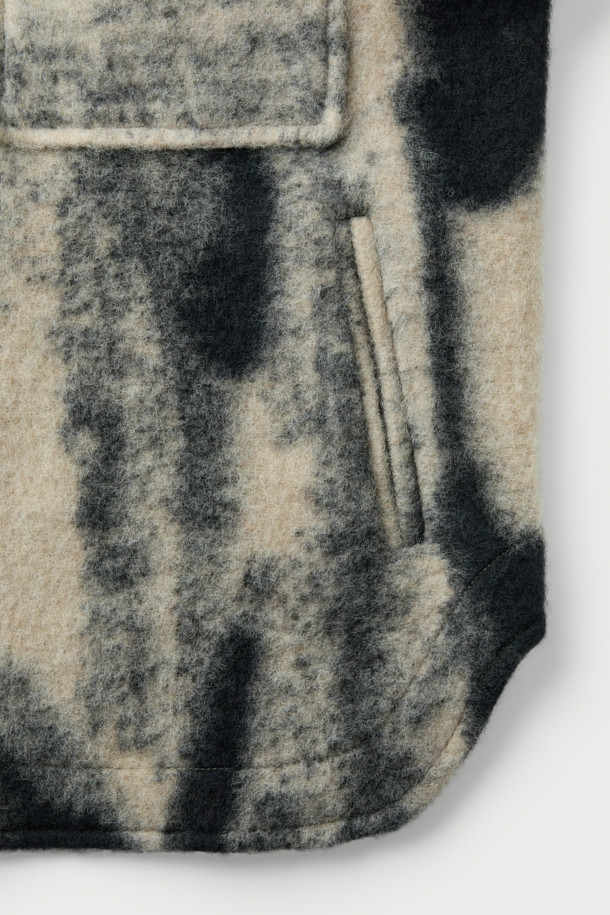 MOFUSPE1 지브라 봄버 재킷은 캐주얼, 미니멀, 클래식 스타일을 아우르는 아우터입니다. 블랙과 베이지 두 가지 색상으로 출시되었으며, 봄, 가을에 어울리는 두꺼운 두께감의 루즈핏 셔켓 스타일 봄버 재킷입니다. 면, 폴리에스터, 모 혼방의 부드러운 소재로 제작되었으며, 가슴 양옆 포켓 디테일과 지브라 패턴이 특징입니다. 일상에서 편안하게 착용하기 좋으며, 봄 소풍룩을 연출하기에도 적합합니다. 긴 소매와 집업 스타일로 간편하게 입고 벗을 수 있습니다.
