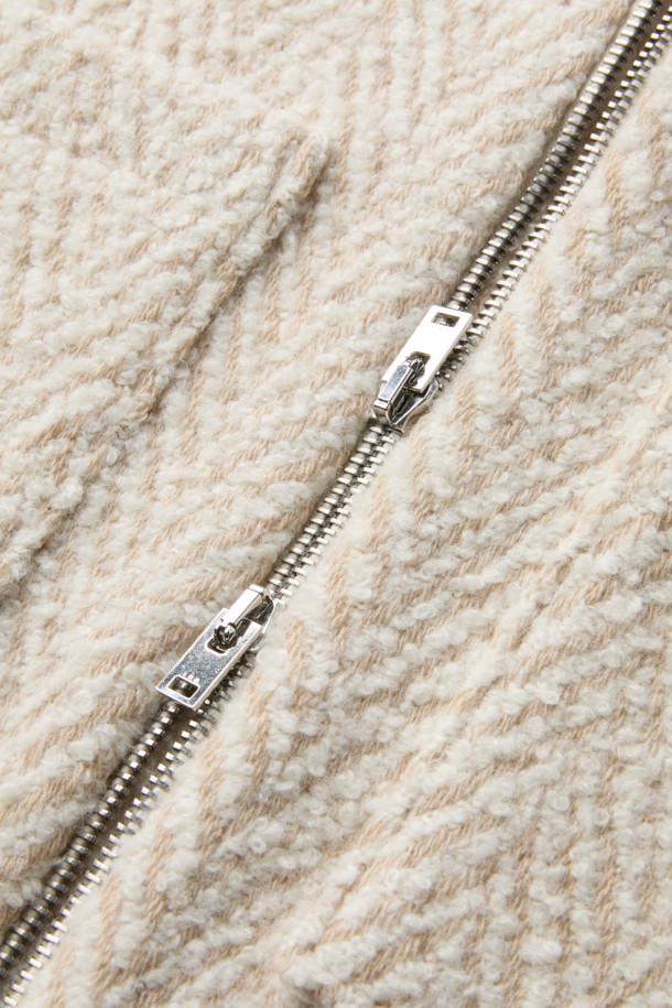 SANOBSPE 니트 하이브리드 ZIP-UP 재킷은 가을, 겨울 시즌을 위한 공용 아우터입니다. 아이보리, 베이지 두 가지 색상으로 출시되었으며, 헤링본 패턴에 부드러운 촉감의 울, 알파카, 아크릴, 폴리에스터, 나일론, 레이온 혼방 소재를 사용하여 보온성을 높였습니다. 세미 오버핏에 레귤러 기장으로 제작되었으며, 2WAY 지퍼 디테일로 실용성을 더했습니다. 출근룩, 모임룩 등 다양한 TPO에 클래식하고 미니멀한 스타일을 연출할 수 있습니다.
