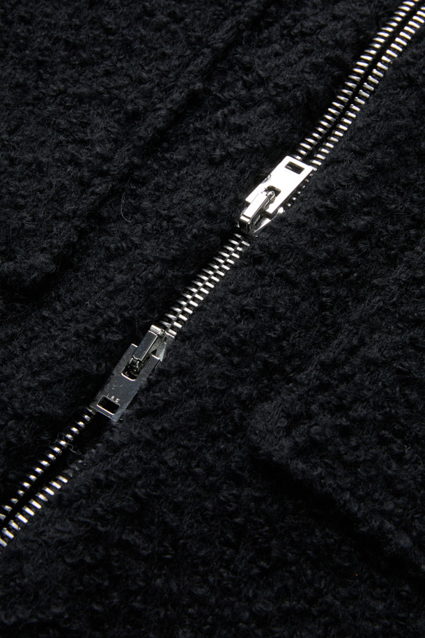 SANOBSPE(사놉스페) 니트 하이브리드 ZIP-UP(집업) 자켓은 가을과 겨울, 일상에서 착용하기 좋은 아우터입니다. 블랙 컬러의 헤링본 패턴이 특징이며, 세미 오버핏의 크롭 기장으로 스타일리시함을 더했습니다. 부드러운 촉감의 두꺼운 니트 소재로 제작되었으며, 모, 아크릴, 폴리에스터, 나일론, 레이온, 알파카 등 다양한 소재가 혼방되어 보온성을 높였습니다. 2WAY(투웨이) 지퍼와 니트 배색 디테일이 돋보이며, 출근룩, 모임룩, 데이트룩 등 다양한 TPO(티피오)에 클래식, 미니멀, 시크한 스타일을 연출하기 좋습니다. 안감 또한 니트 소재로 제작되어 편안한 착용감을 선사합니다.
