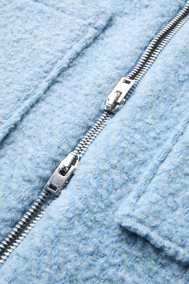 산옵스페(SANOBSPE) 니트 하이브리드 집업 재킷은 가을, 겨울 시즌에 어울리는 아우터입니다. 헤링본 패턴의 하늘색 컬러가 돋보이며, 세미 오버핏으로 편안한 착용감을 선사합니다. 울, 알파카, 아크릴 등 다양한 소재로 제작되어 부드러운 촉감을 느낄 수 있습니다. 2WAY 지퍼와 니트 배색 디테일이 특징이며, 출근룩과 모임룩, 클래식, 미니멀, 캐주얼 스타일 모두 소화 가능합니다. 크롭 기장의 니트 자켓으로 스타일리시함을 더했습니다.
