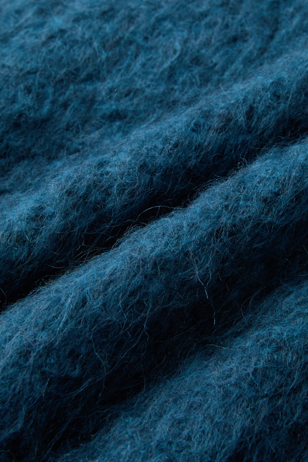 MAHIANASPE1 헤어리 봄버 재킷은 멜란지 베이지 컬러의 여성용 봄버 재킷입니다. 헤어리 울 블렌디드 소재로 제작되어 부드러운 촉감을 선사하며, 버튼 여밈 방식과 레귤러핏으로 편안하게 착용할 수 있습니다. 크롭 기장의 긴소매 디자인으로, 데이트룩과 봄 소풍룩에 스타일리시함을 더합니다. 클래식, 미니멀, 캐주얼 등 다양한 스타일에 매치하여 멋스러운 연출이 가능합니다. 안감은 아세테이트, 레이온, 면 혼방으로 제작되었습니다.
