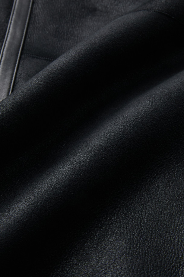 CORRI(코리) 중기장 투 포켓 시어링 재킷은 부드러운 양가죽 소재로 제작되어 뛰어난 착용감을 선사합니다. 블랙 컬러의 무지 디자인에 오버핏 실루엣으로 캐주얼하고 미니멀한 스타일을 연출합니다. 안감은 시어링으로 마감되어 한겨울에도 따뜻하게 착용 가능하며, 두꺼운 이너와 함께 레이어드하여 더욱 포근하게 즐길 수 있습니다. 투 포켓 디자인과 버튼 여밈으로 실용성을 높였으며, 데이트룩이나 연말 모임룩 등 다양한 TPO에 활용 가능합니다. 클래식한 무드까지 더해져 소장 가치를 더하는 아이템입니다.
