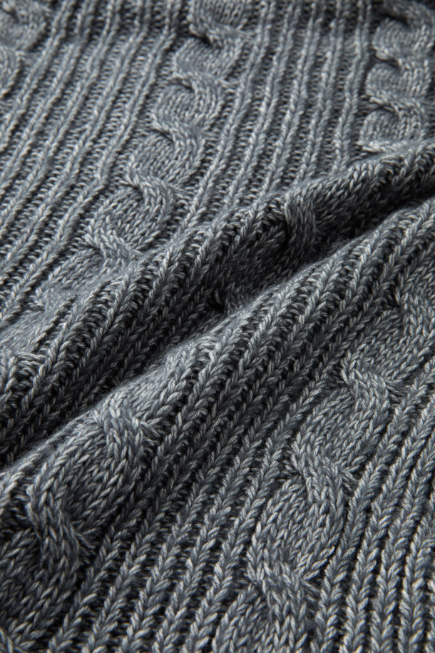 **KAMERON (카메론) 조직감 풀 ZIP-UP (집업) 스웨터**는 부드러운 촉감의 면, 아크릴 혼방 소재로 제작되어 가을과 겨울에 따뜻하게 착용할 수 있는 하이넥 스웨터입니다. 꽈배기 조직감과 골지 패턴이 돋보이며, 베이직한 디자인으로 클래식, 미니멀, 캐주얼 등 다양한 스타일 연출에 활용하기 좋습니다. 크롭 기장과 긴 소매, 집업 스타일로 편안함과 스타일리시함을 동시에 잡았습니다. 그레이 컬러로 어떤 옷에도 매치하기 용이하여, 일상에서 폭넓게 활용할 수 있습니다.
