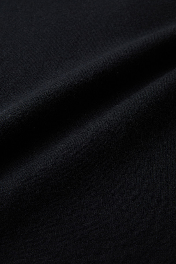 JODIE(조디) 오비핏 라운드넥 니트는 가을, 겨울 시즌 남성 고객을 위한 베이직 스타일의 니트입니다. 부드러운 촉감의 모, 면, 나일론, 폴리우레탄 혼방 소재를 사용하여 제작되었으며, 두꺼운 두께감으로 보온성을 높였습니다. 무지(無地) 디자인에 라운드넥, 긴소매, 오버핏으로 편안하고 세련된 핏을 연출합니다. 겨울철 데일리룩, 출근룩 등 다양한 시간과 장소와 상황에 활용 가능하며, 클래식, 미니멀, 캐주얼 스타일을 즐기는 분들께 추천합니다. 베스트셀링 제품으로 많은 사랑을 받고 있습니다.