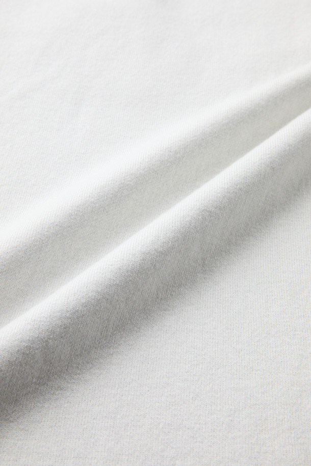 **JODIE 오비핏 라운드넥 니트**는 가을, 겨울 시즌 남성분들을 위한 베이직 스타일의 니트입니다. 부드러운 모, 면, 나일론, 폴리우레탄 혼방 소재로 제작되어 편안한 착용감을 선사합니다. 라운드넥 디자인과 긴소매, 무지 패턴으로 어떤 룩에도 매치하기 용이하며, 오버핏으로 트렌디한 스타일을 연출합니다. 데일리룩, 미니멀, 클래식, 캐주얼 스타일을 즐겨 입는 분들께 추천하는 제품입니다. 화이트 컬러로 다양한 하의와 코디하기 좋습니다.
