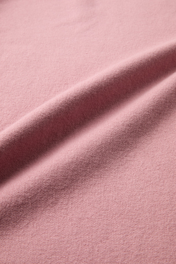 **JODIE (조디) 오비핏 라운드넥 니트**는 부드러운 촉감의 모, 면, 나일론, 폴리우레탄 혼방 소재로 제작된 남성용 니트입니다. 핑크 컬러의 무지 디자인으로 가을, 겨울철 데일리룩과 집콕룩, 데이트룩에 모두 잘 어울립니다. 라운드넥과 긴소매, 오버핏으로 편안하고 캐주얼한 스타일을 연출하며, 두꺼운 두께감으로 따뜻하게 착용 가능합니다. 미니멀, 클래식 스타일을 선호하는 분들께 추천하는 베스트셀링 아이템입니다.
