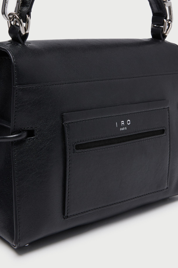 NOMAD(노마드) 포켓 핸드백은 여성용 미디엄 사이즈 핸드백으로, 블랙 컬러의 천연 양가죽 소재로 제작되었습니다. 사각 쉐입에 무지 디자인으로 클래식, 미니멀, 시크한 스타일을 연출하며, 탈부착 가능한 스트랩과 다양한 사이즈의 포켓이 실용성을 더합니다. 지퍼형 잠금 방식과 탑핸들, 숄더 스트랩이 포함되어 있으며, 토트백, 크로스백, 숄더백으로 다양하게 연출할 수 있습니다. 오피스룩, 모임룩, 출근룩 등 TPO에 맞춰 세련된 스타일을 완성해 보세요. 내부 및 외부 포켓으로 수납력을 높였습니다.
