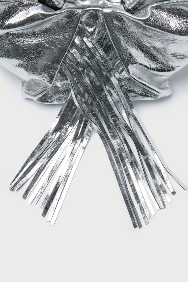 SUNBAG FRANGES(선백 프란지) 프린지 핸드백은 여성스러운 매력을 강조하는 실버 컬러의 핸드백입니다. 천연 가죽과 소가죽 소재로 제작되어 고급스러움을 더하며, 넉넉한 수납공간을 제공합니다. 덤플링 쉐입에 프린지 장식과 메탈 라운드 링 핸들이 시크하면서도 세련된 포인트를 선사합니다. 안감은 면 100%로 마감되었으며, 유동적인 쉐잎과 마그네틱형 잠금 방식으로 편안하게 사용 가능합니다. 데이트룩, 모임룩, 소개팅룩 등 다양한 TPO에 클래식, 미니멀, 시크 스타일을 연출하기 좋습니다.
