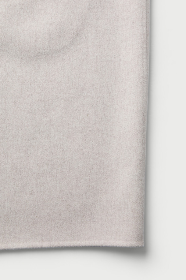 VUIT (뷔) 니트 하이브리드 코트는 부드러운 모 소재로 제작되어 봄 시즌에 적합한 캐주얼 코트입니다. 베이지 색상의 무지 디자인으로 미니멀하고 클래식한 스타일을 연출하며, 드롭 숄더와 니트 밴드 디자인, 사이드 포켓 디테일이 특징입니다. 루즈핏으로 편안한 착용감을 선사하며, 긴 소매 기장과 레이온, 면 안감으로 실용성을 높였습니다. 봄 소풍룩에 완벽하게 어울리는 아이템으로, 다양한 스타일링을 즐길 수 있습니다.
