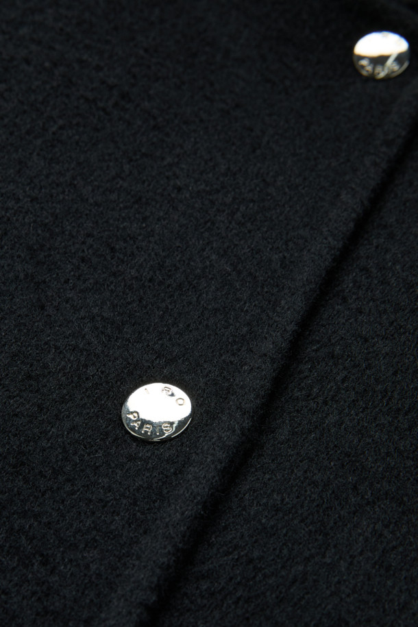 CLAIRE(클레어) 3-in-1 코트는 미니멀하고 클래식한 스타일을 추구하는 여성 고객을 위한 겨울철 필수 아이템입니다. 부드러운 모와 캐시미어 혼방 소재로 제작되어 뛰어난 촉감과 보온성을 자랑하며, 안감은 탈부착 가능한 패딩으로 구성되어 있어 간절기부터 한겨울까지 폭넓게 활용할 수 있습니다. 롱 기장의 레귤러핏 블랙 코트로, 버튼 여밈 방식과 긴 소매 디자인이 특징이며, 출근룩, 오피스룩, 모임룩 등 다양한 TPO에 활용 가능합니다. 가볍고 실용적인 사이드 포켓과 3-in-1 코트 타입으로 스타일과 기능성을 모두 갖춘 아이템입니다.
