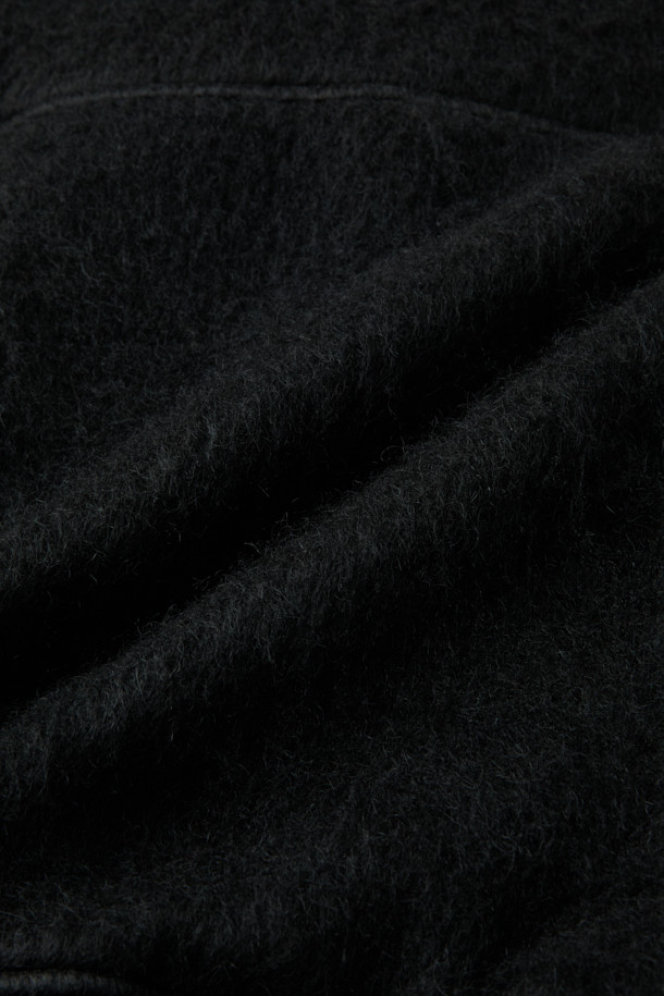 **MERCI (메르시) 울 봄버 재킷**은 부드러운 촉감의 울, 아크릴, 나일론, 모헤어 혼방 소재로 제작된 캐주얼 스타일의 봄버 재킷입니다. 블랙 색상에 루즈핏 크롭 기장으로, 드롭 숄더와 플랩 디테일, 사선 포켓, 골지 립 마감, 안감 처리가 돋보입니다. 데이트룩, 봄 소풍룩 등 다양한 TPO에 어울리며, 미니멀하고 클래식한 스타일을 연출하기 좋습니다. 긴 소매, 집업 여밈 방식으로 간편하게 착용할 수 있습니다.
