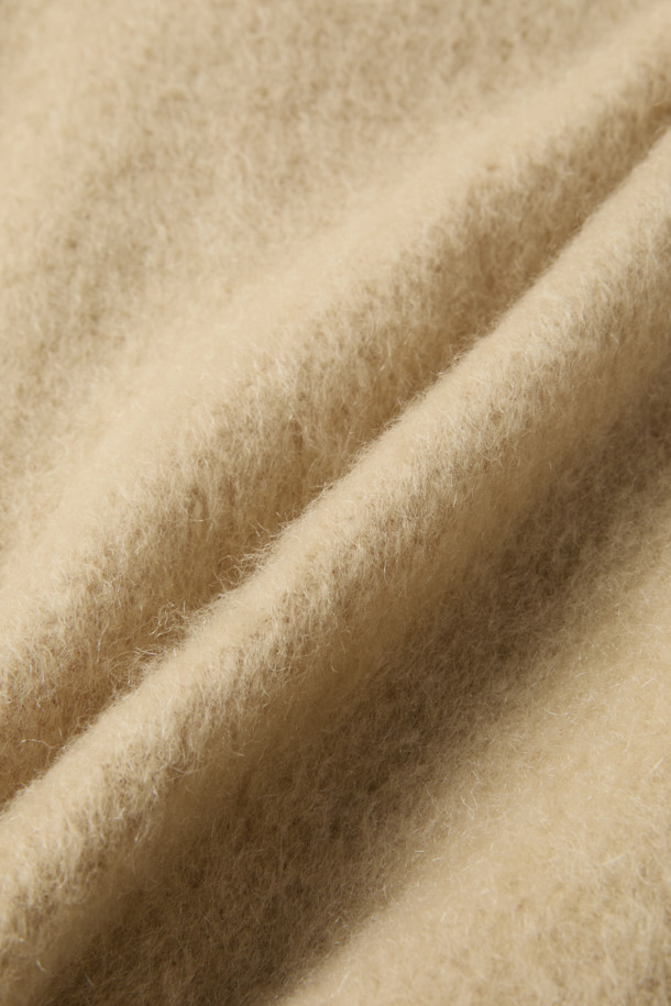 MERCI(메르시) 울 봄버 재킷은 캐주얼, 미니멀, 클래식 스타일을 아우르는 여성용 봄버 재킷입니다. 울, 아크릴, 나일론, 모헤어 혼방 소재로 제작되어 부드럽고 고급스러운 촉감을 선사하며, 봄 시즌에 적합합니다. 드롭 숄더와 플랩 디테일, 사선 포켓 디자인이 특징이며, 루즈핏 크롭 기장으로 편안하면서도 세련된 핏을 연출합니다. 안감은 폴리에스터를 사용하여 활동성을 높였으며, 골지 립 마감으로 완벽한 핏을 완성합니다. 봄 소풍룩, 산책룩 등 가벼운 일상에 활용하기 좋은 아이템입니다.
