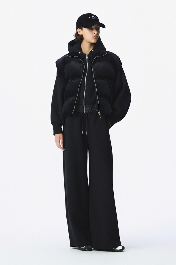 **SCOT(스콧) 쿠션지 와이드 팬츠**는 캐주얼, 미니멀, 클래식 스타일을 아우르는 남녀 공용 와이드 핏 바지입니다. 사계절 착용 가능하며, 부드러운 촉감의 폴리에스터, 레이온, 폴리우레탄 혼방 소재로 제작되어 편안한 착용감을 선사합니다. 무지 디자인에 도톰한 두께감으로 안정감을 더했으며, 허리 스트링과 밴딩 처리로 활동성을 높였습니다. 출근룩과 비즈니스 캐주얼에도 활용하기 좋으며, 양옆 포켓이 있어 실용적입니다. 블랙 컬러의 긴 기장 와이드 팬츠로 어떤 상의와도 쉽게 매치하여 다양한 스타일을 연출할 수 있습니다.
