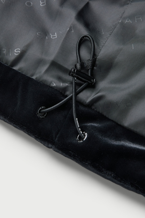 블랙 컬러의 'VELVET' 베스트입니다. 부드러운 촉감의 폴리에스터, 폴리우레탄 혼방 소재로 제작되어 가을, 겨울 시즌에 따뜻하게 착용할 수 있습니다. 두꺼운 두께감과 오버핏 디자인으로 캐주얼하고 미니멀한 스타일을 연출하며, 캠핑룩에도 잘 어울립니다. 집업 여밈 방식에 민소매 디자인, 드롭 숄더, 사이드 포켓과 스토퍼 조임 디테일이 특징입니다. 안감은 폴리에스터로 마감되었습니다.
