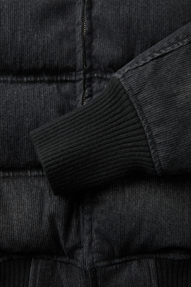 CHANE(샤넬) 데님 다운 점퍼는 여성용 아우터로, 겨울철 캐주얼 스타일을 연출하기에 적합합니다. 블랙 컬러의 무지 디자인에 크롭 기장으로 세련된 핏을 선사하며, 집업 스타일로 간편하게 착용할 수 있습니다. 데님과 면 소재의 조화로 제작되어 두꺼운 두께감을 자랑하며, 폴리에스터와 레이온 안감으로 보온성을 높였습니다. 니트 밴드와 사이드 포켓 디테일이 돋보이는 롱 슬리브 다운 재킷입니다.
