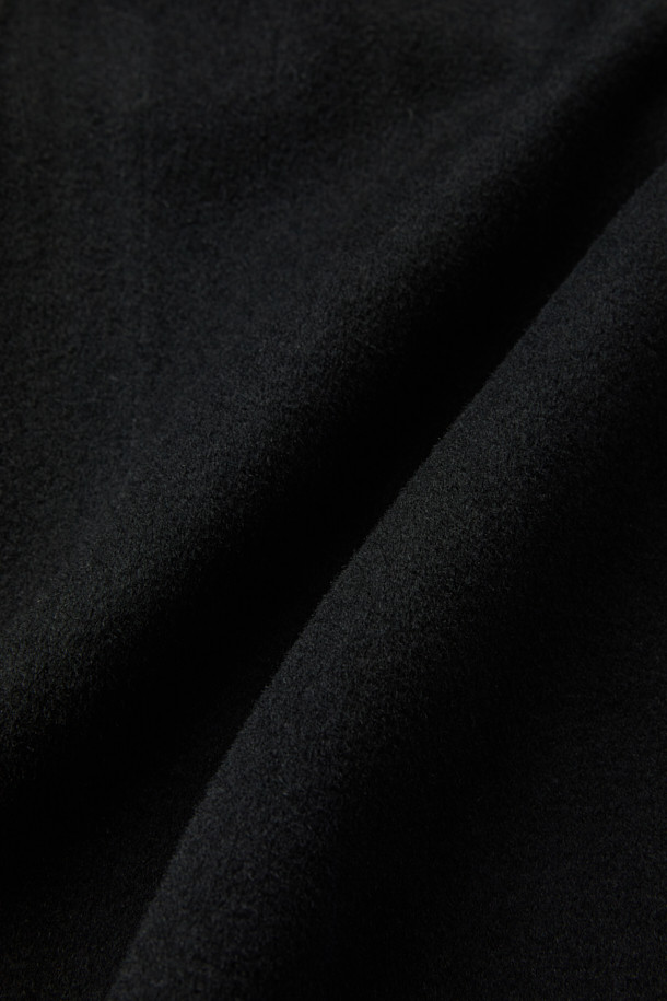 NALLIE(낼리) 오버 숄더 핸드메이드 울 코트는 여성들을 위한 클래식 스타일의 겨울 아우터입니다. 블랙 컬러의 무지 디자인으로, 출근룩, 오피스룩, 모임룩 등 다양한 TPO에 활용하기 좋습니다. 두꺼운 울 소재와 긴 소매 기장이 추운 날씨에도 따뜻함을 선사하며, 오버핏으로 편안한 착용감을 제공합니다. 핸드메이드 공정으로 제작되어 고급스러운 숄더 코트 타입이며, 더블 버튼과 허리 벨트, 라펠 디자인으로 세련된 멋을 더했습니다.
