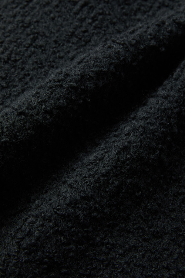 SANABSPE(사나브스페) 하이넥 부클 코트는 여성 고객을 위한 겨울철 필수 아이템입니다. 부드러운 촉감의 모, 아크릴, 폴리에스터, 나일론, 레이온 혼방 부클 소재를 사용하여 따뜻함과 편안함을 동시에 선사합니다. 롱 기장의 오버핏 디자인에 하이넥 스타일이 더해져 멋스러운 연출이 가능하며, 집업 여밈 방식으로 간편하게 착용할 수 있습니다. 무지 패턴의 블랙 컬러로 어떤 룩에도 잘 어울리며, 출근룩, 클래식, 미니멀, 캐주얼 스타일을 모두 소화 가능합니다. 플랫 포켓과 사이드 히든 포켓으로 실용성을 더했으며 안감은 레이온과 면으로 마감하여 착용감을 높였습니다.
